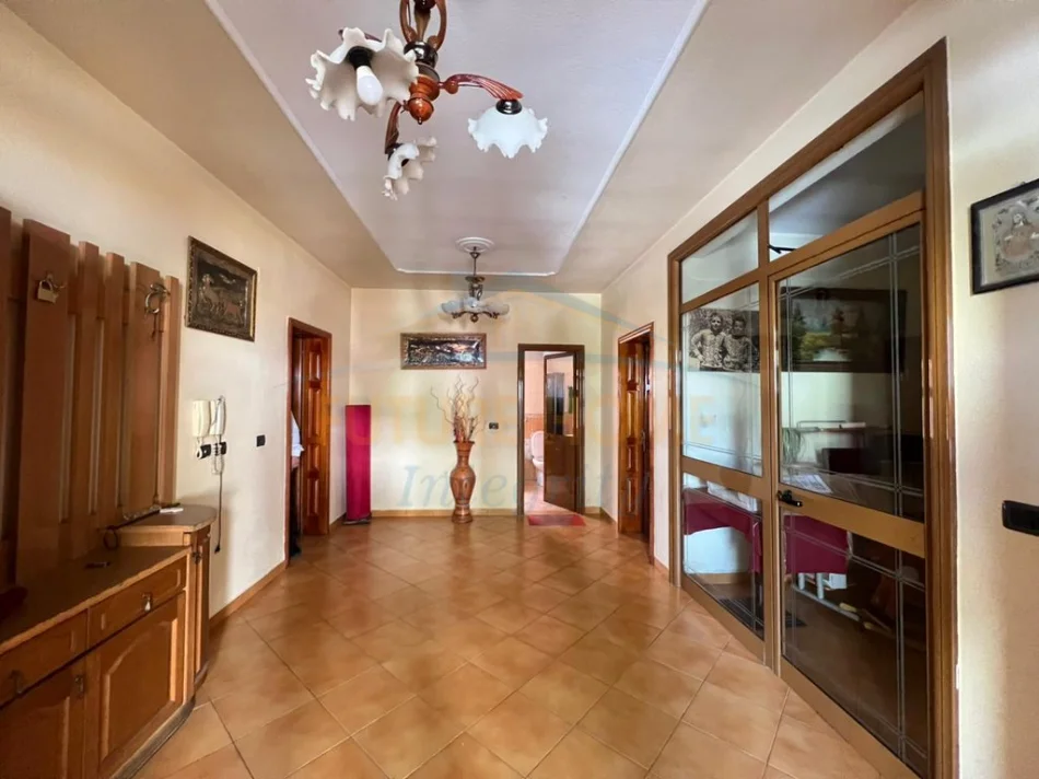 Tirane, shitet shtepi , 450.000 € (Siri Kodra Rruga Besa)