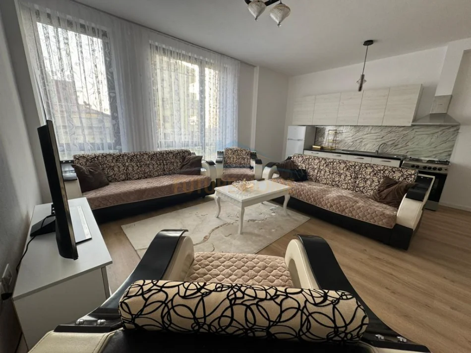 Tirane, jepet me qera apartament 2+1 Kati 1, 106 m² 700 € (BULEVARDI I RI)
