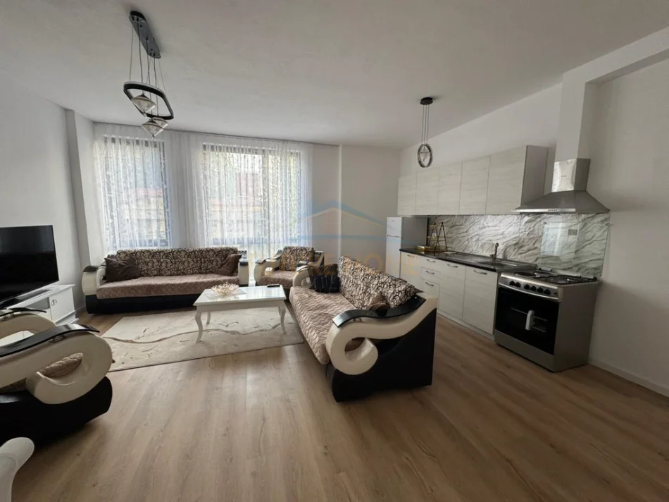 Tirane, jepet me qera apartament 2+1 Kati 1, 106 m² 700 € (BULEVARDI I RI)