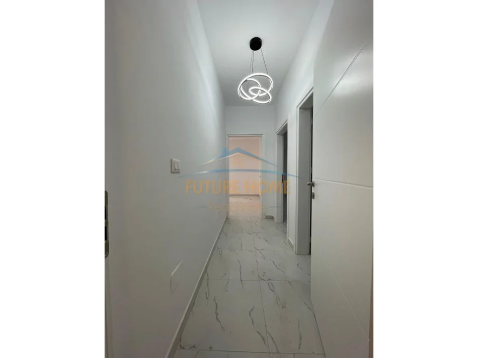 Tirane, jepet me qera apartament 3+1 Kati 1, 113 m² 800 € (Komuna Parisit pranë Kika 1.)