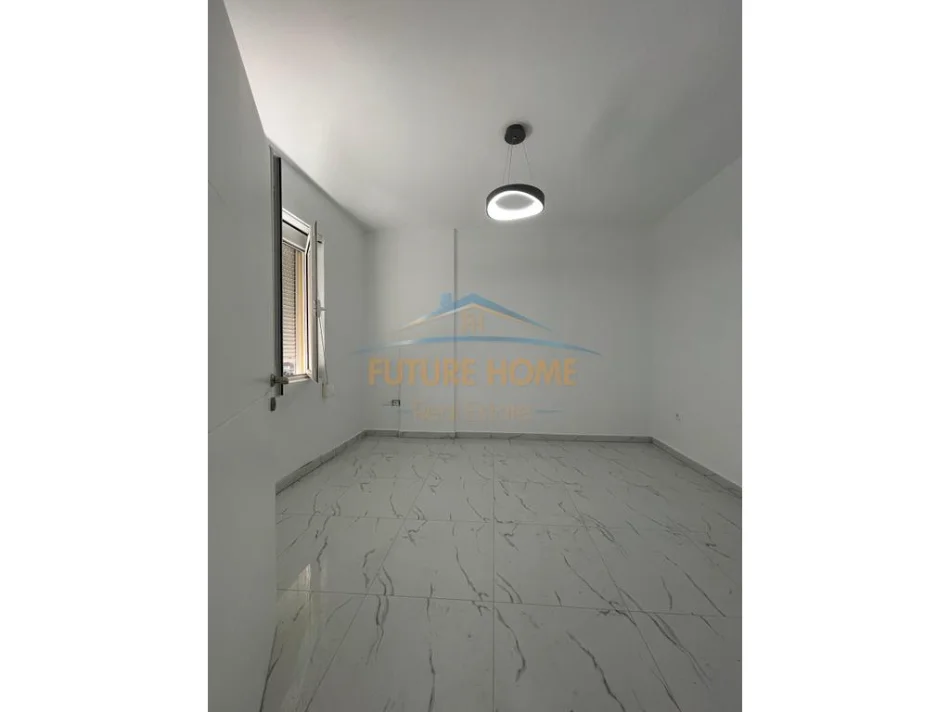 Tirane, jepet me qera apartament 3+1 Kati 1, 113 m² 800 € (Komuna Parisit pranë Kika 1.)