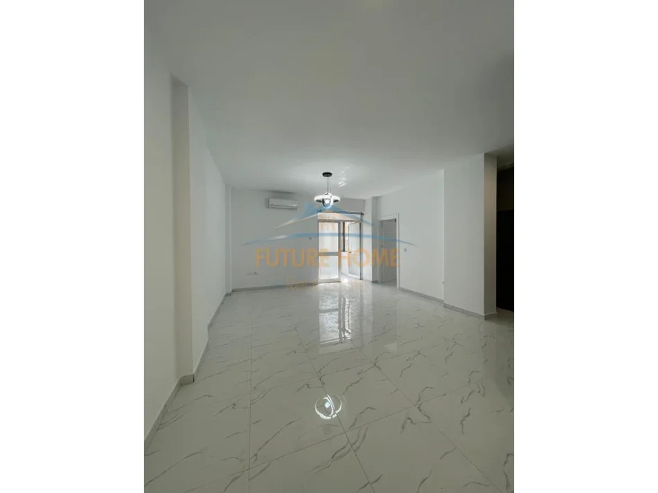 Tirane, jepet me qera apartament 3+1 Kati 1, 113 m² 800 € (Komuna Parisit pranë Kika 1.)