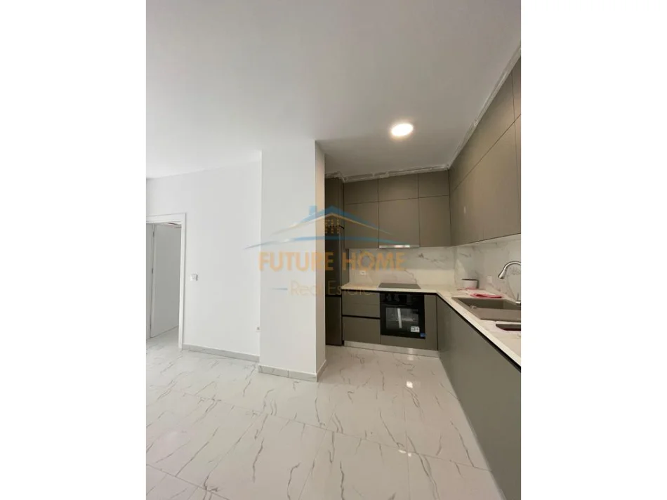 Tirane, jepet me qera apartament 3+1 Kati 1, 113 m² 800 € (Komuna Parisit pranë Kika 1.)