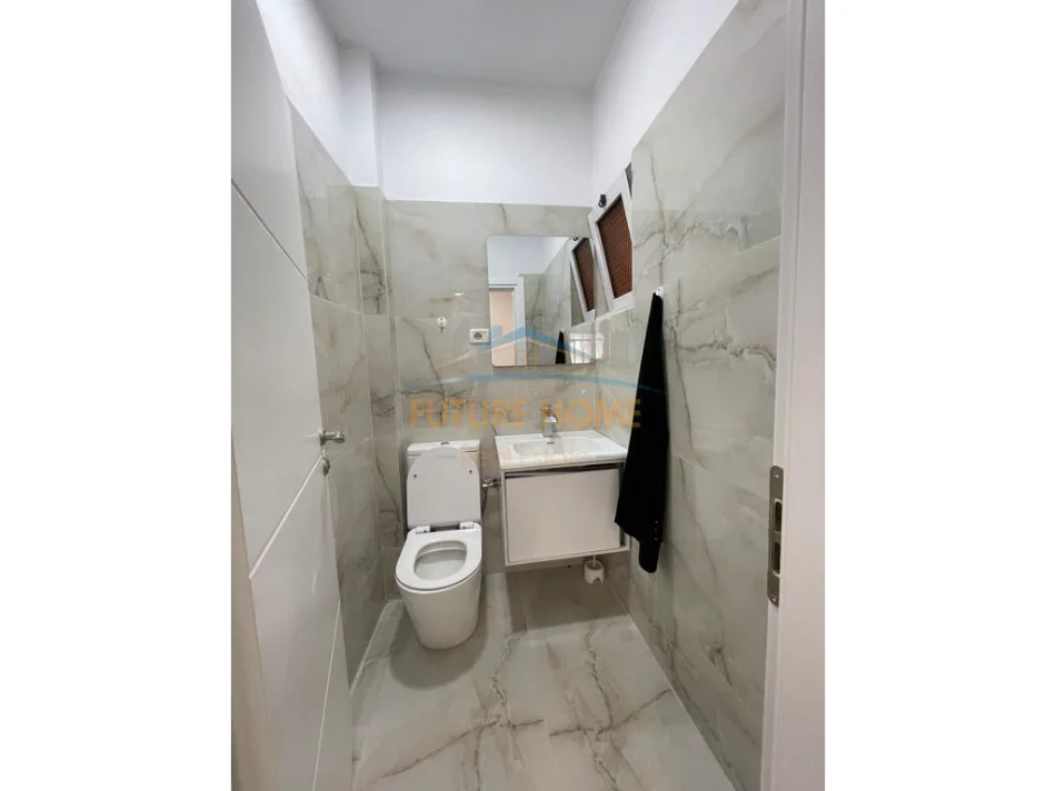 Tirane, jepet me qera apartament 3+1 Kati 1, 113 m² 800 € (Komuna Parisit pranë Kika 1.)