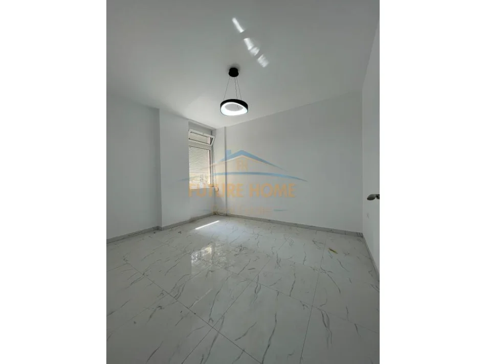 Tirane, jepet me qera apartament 3+1 Kati 1, 113 m² 800 € (Komuna Parisit pranë Kika 1.)
