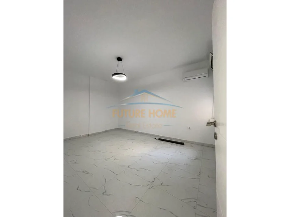 Tirane, jepet me qera apartament 3+1 Kati 1, 113 m² 800 € (Komuna Parisit pranë Kika 1.)