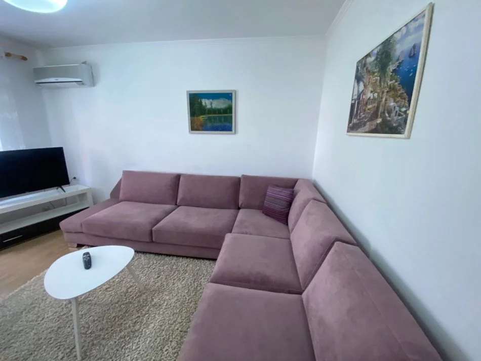 Tirane, jepet me qera apartament 1+1+Ballkon Kati 2, 65 m² 600 € (Rruga Myslym Shyri)