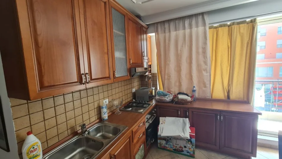 Tirane, jepet me qera apartament 2+1+Ballkon Kati 2, 100 m² 700 € (Kompleksi Delijorgji)