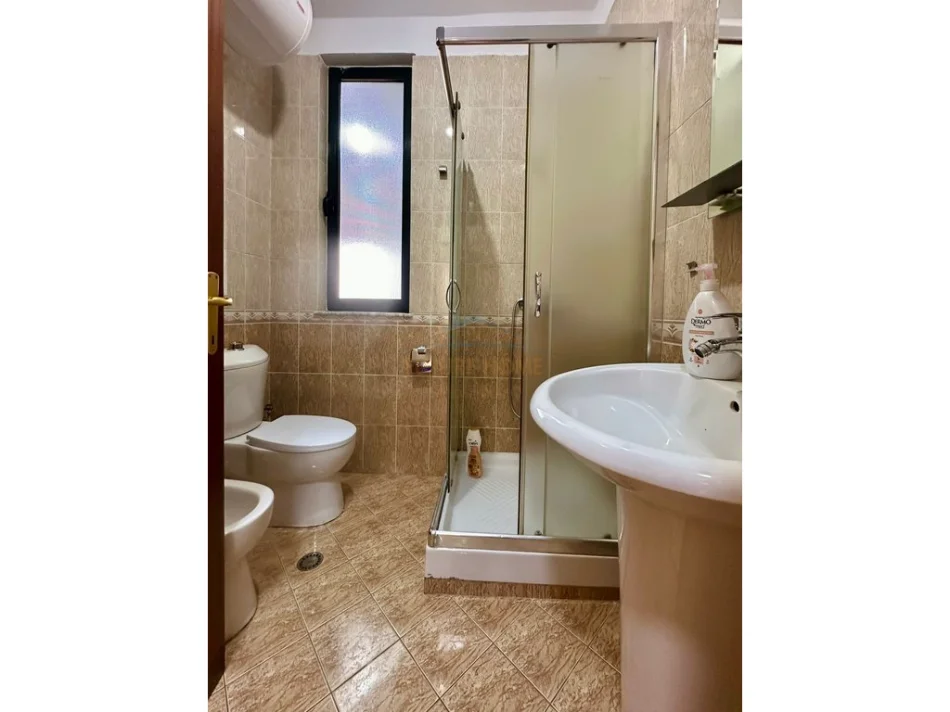 Tirane, jepet me qera apartament 2+1 , 76 m² 720 € (SELVIA)