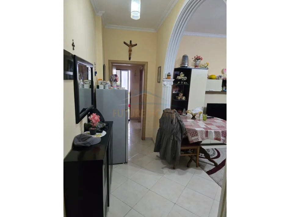 Tirane, shitet apartament 1+1+Ballkon Kati 1, 77 m² (Yzberisht)