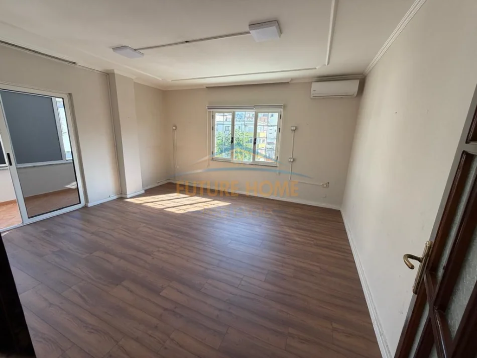 jepet me qera ambjent biznesi Kati 4, 177 m² 1.800 € (Sheshi Willson)