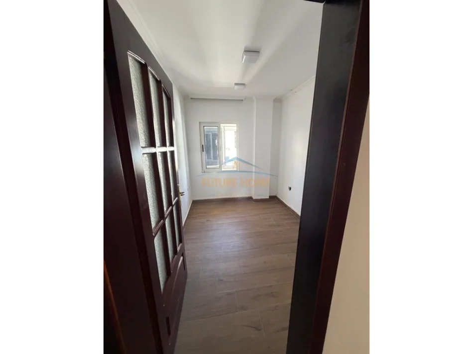 jepet me qera ambjent biznesi Kati 4, 177 m² 1.800 € (Sheshi Willson)