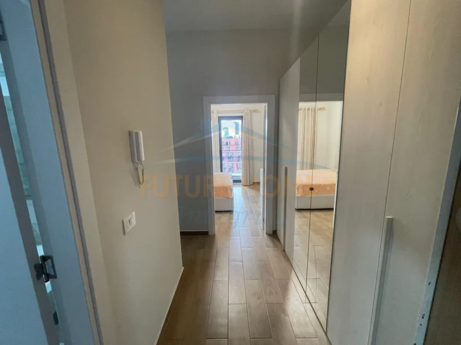 Tirane, jap me qera apartament 1+1+Ballkon Kati 7, 70 m² 700 € (shkolla e kuqe)
