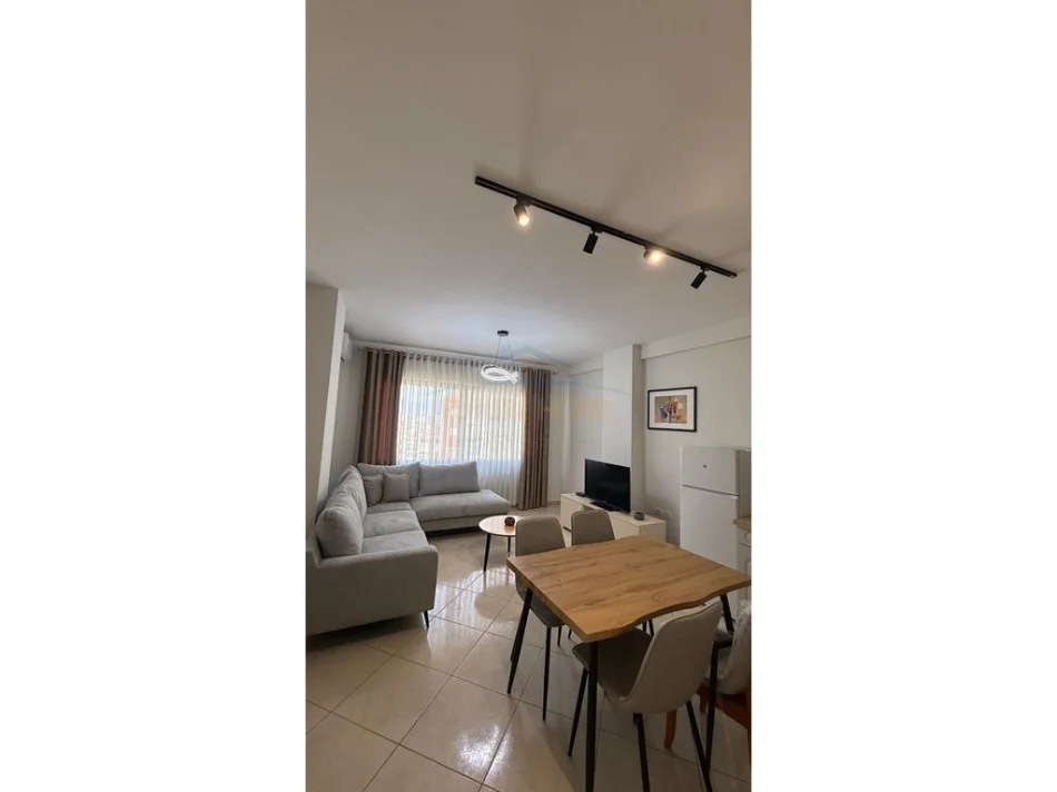 Tirane, jepet me qera apartament 2+1+Ballkon Kati 5, 100 m² 530 € (Unaza e re)