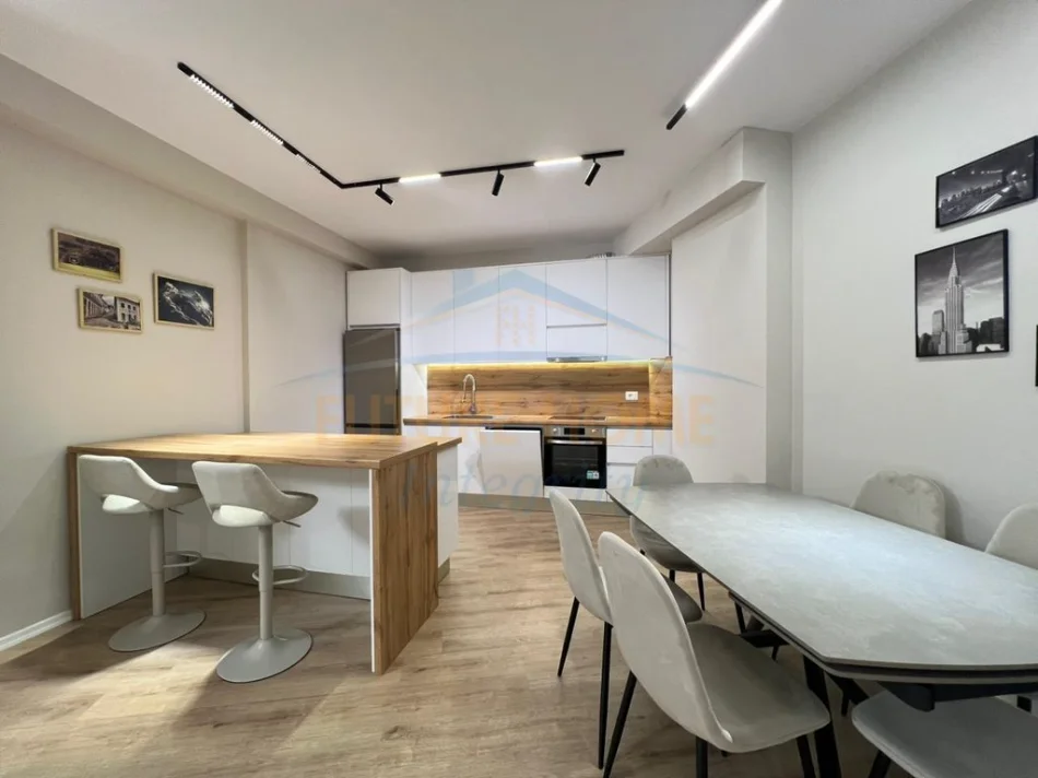 Tirane, jepet me qera apartament 2+1+2 Kati 3, 117 m² 1.050 € (Pazari i RI, Rezidenca Luxor 3)