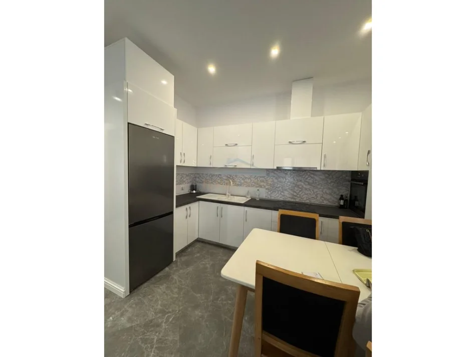 Tirane, jepet me qera apartament 2+1+Aneks+Ballkon Kati 5, 100 m² 1.400 € (Deliorgji)