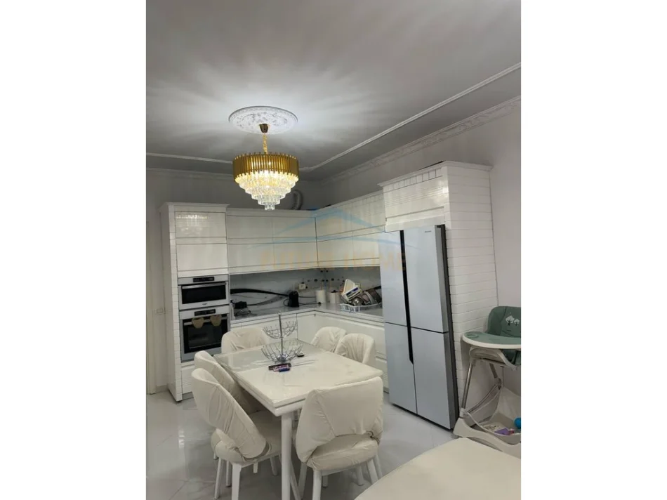 Tirane, jepet me qera apartament 2+1 Kati 4, 84 m² 1.000 € (Fusha e Aviacionit, Tiranë.)