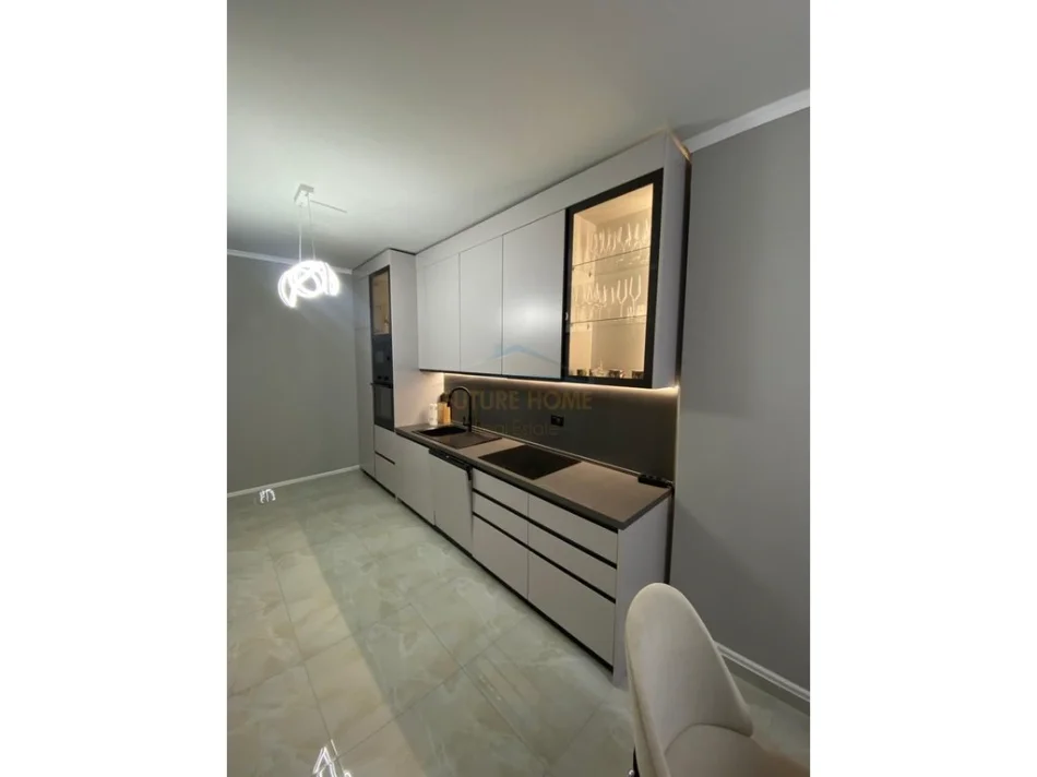 Vlore, shitet apartament 2+1+Ballkon Kati 8, 108 m² 165.000 € (Trasballkanike)