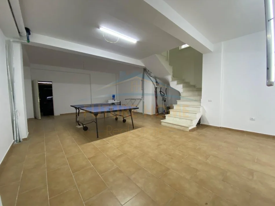 Tirane, jepet me qera apartament 3+1+Ballkon Kati 0, 200 m² 1.200 € (Teg)