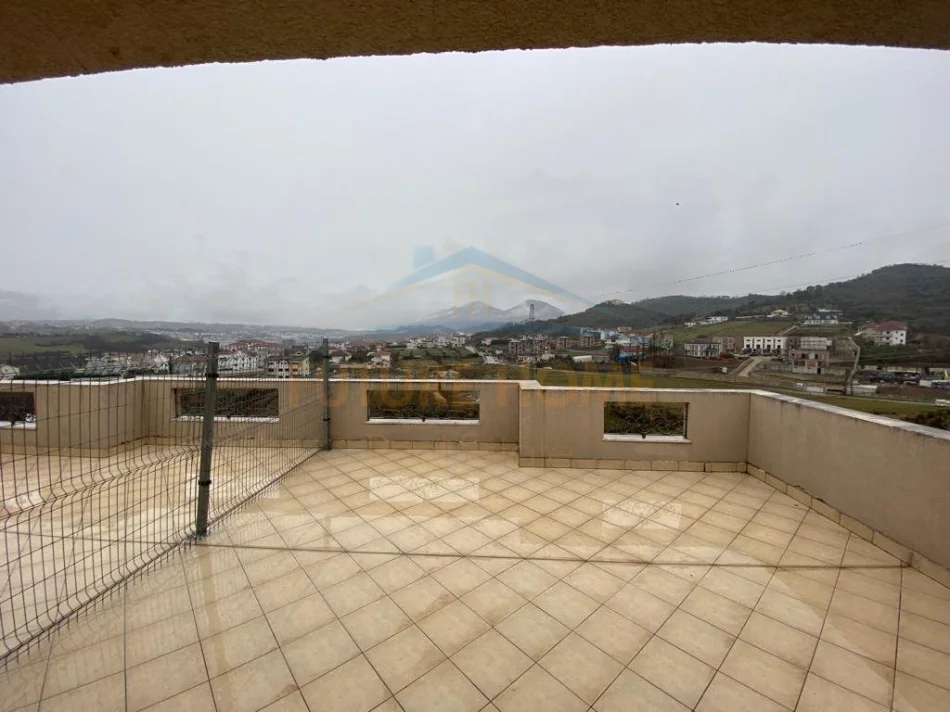 Tirane, jepet me qera apartament duplex 3+1+Ballkon Kati 1, 200 m² 1.200 € (TEG)