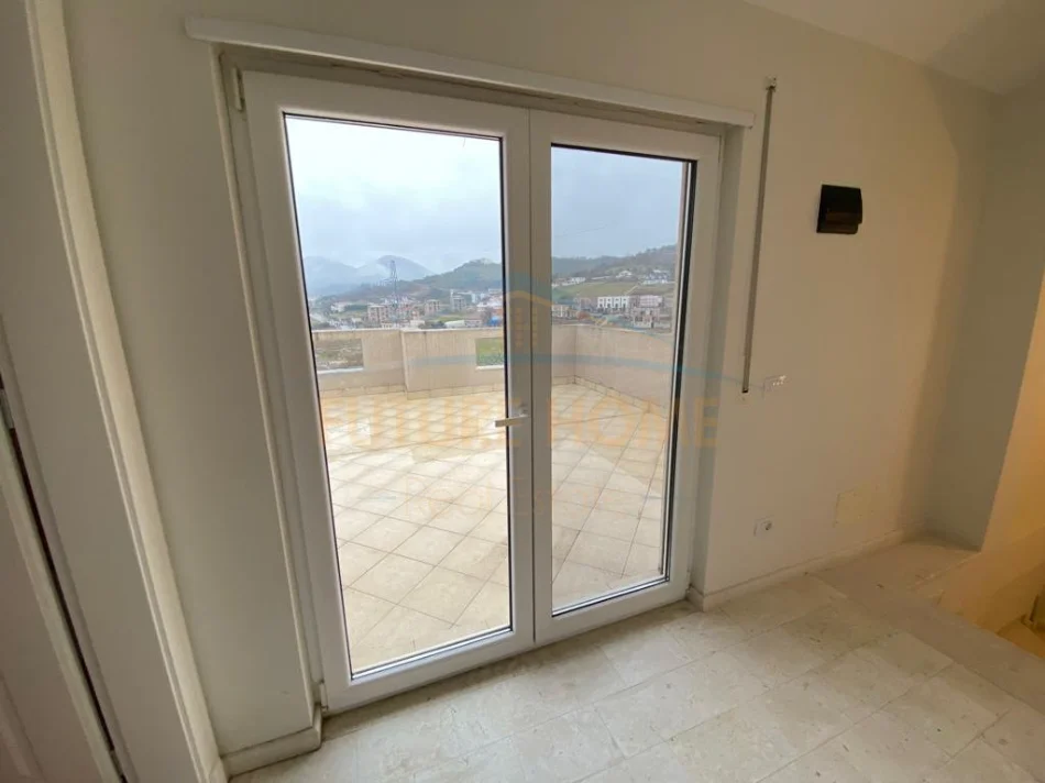 Tirane, jepet me qera apartament duplex 3+1+Ballkon Kati 1, 200 m² 1.200 € (TEG)