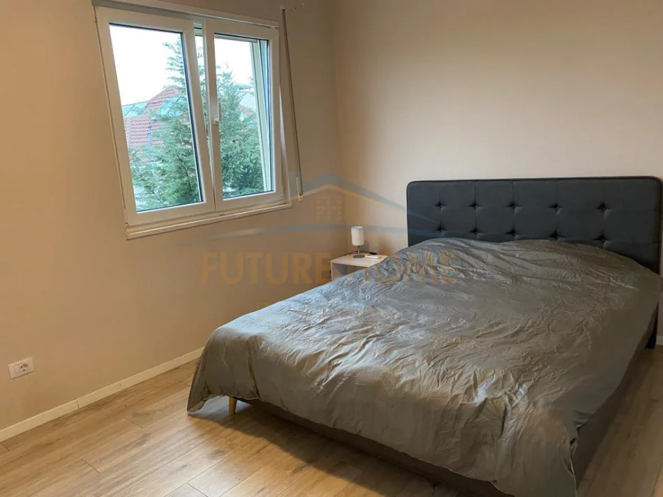 Tirane, jepet me qera apartament duplex 3+1+Ballkon Kati 1, 200 m² 1.200 € (TEG)