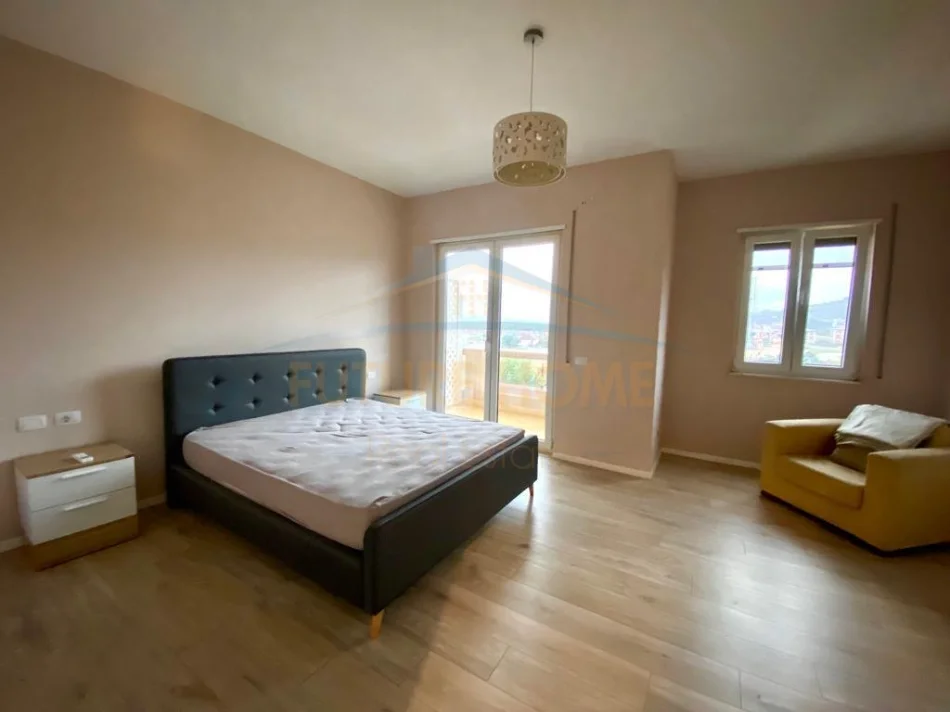 Tirane, jepet me qera apartament 3+1+Ballkon Kati 0, 200 m² 1.200 € (Teg)