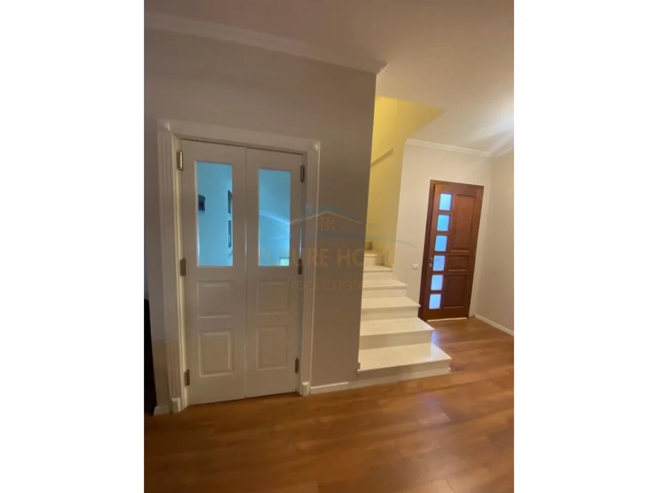 Tirane, jepet me qera apartament TRIPLEX , 200 m² 1.200 € (TEG)