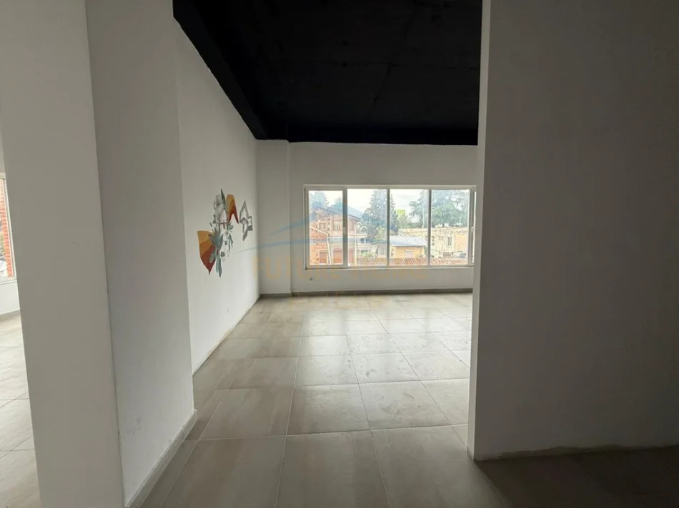 Tirane, jepet me qera ambjent biznesi Kati -1, 115 m² 800 € (farmacia 10)