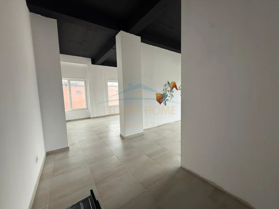 Tirane, jepet me qera ambjent biznesi Kati -1, 115 m² 800 € (farmacia 10)
