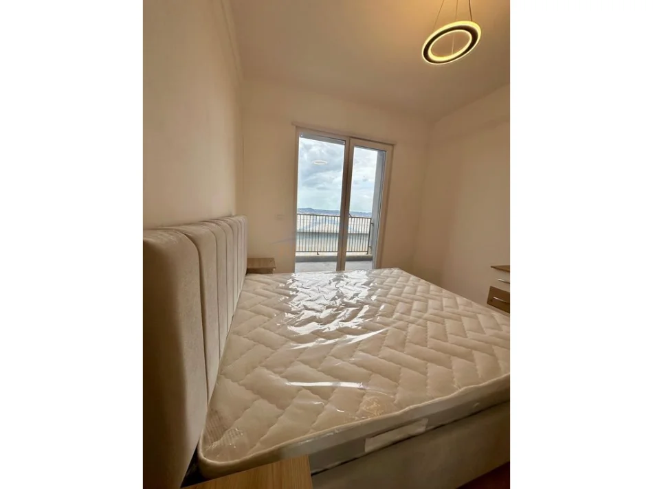 Tirane, jepet me qera apartament 2+1+Ballkon Kati 4, 95 m² 500 € (Univers city)