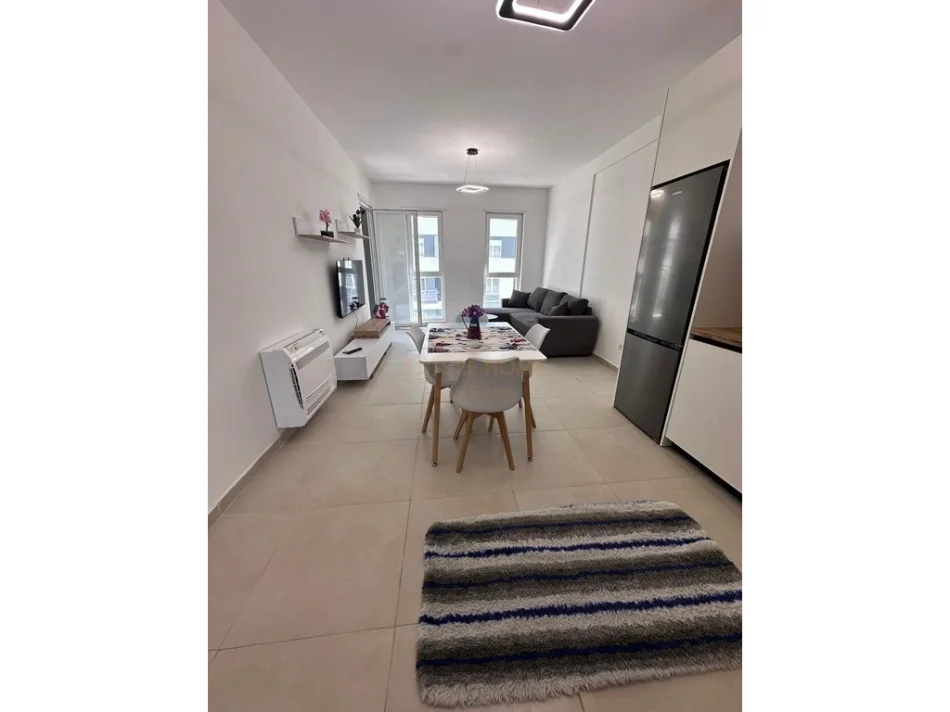 Tirane, jepet me qera apartament 2+1+Ballkon Kati 4, 95 m² 500 € (Univers city)