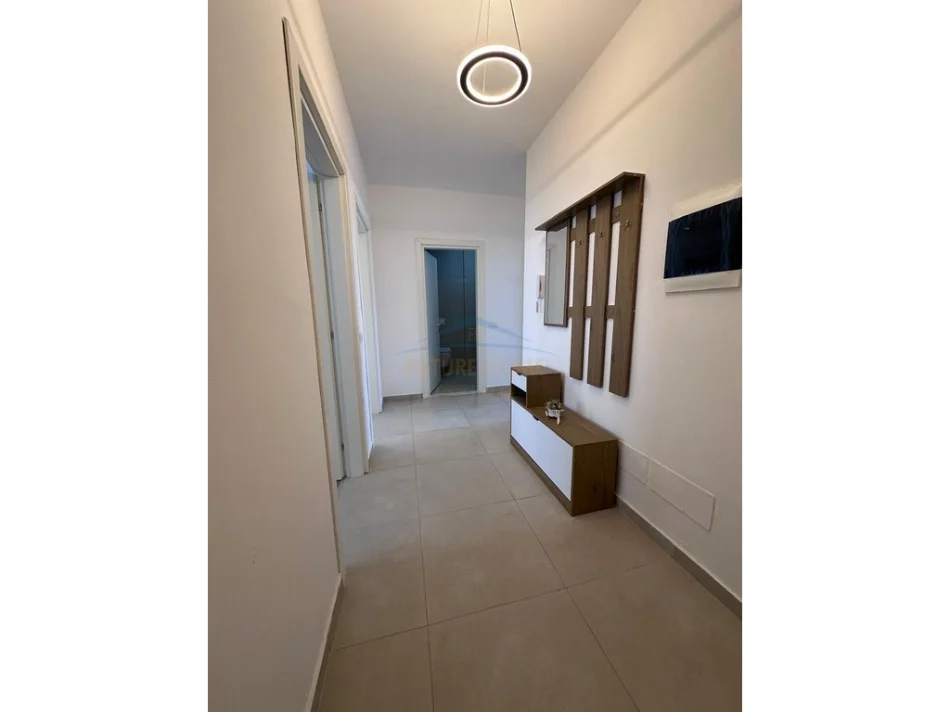 Tirane, jepet me qera apartament 2+1+Ballkon Kati 4, 95 m² 500 € (Univers city)