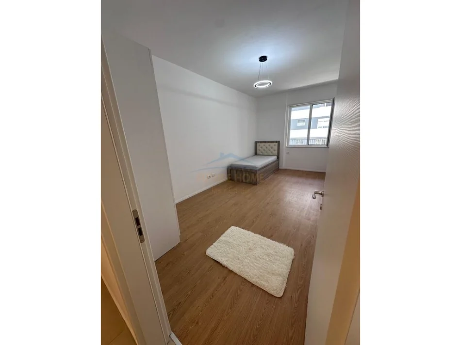 Tirane, jepet me qera apartament 2+1+Ballkon Kati 4, 95 m² 500 € (Univers city)
