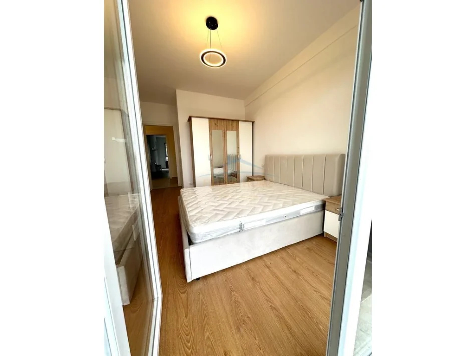 Tirane, jepet me qera apartament 2+1+Ballkon Kati 4, 95 m² 500 € (Univers city)