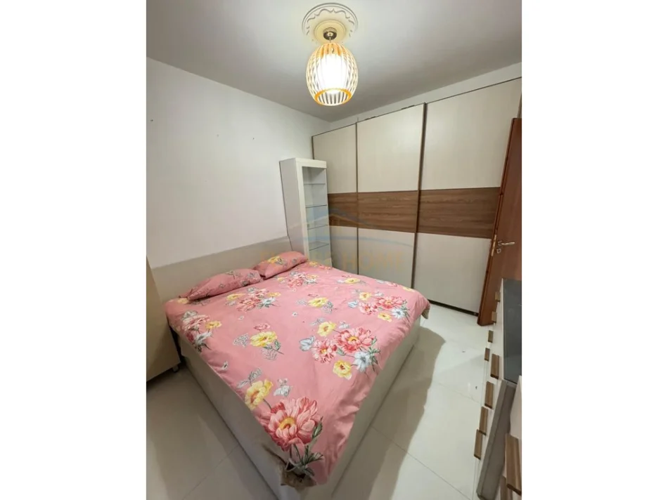Tirane, jepet me qera apartament 1+1 Kati 3, 65 m² 500 € (Prane Bar Santanna)