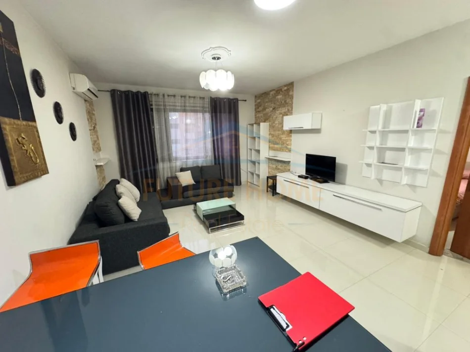 Tirane, jepet me qera apartament 1+1 Kati 3, 65 m² 500 € (Prane Bar Santanna)