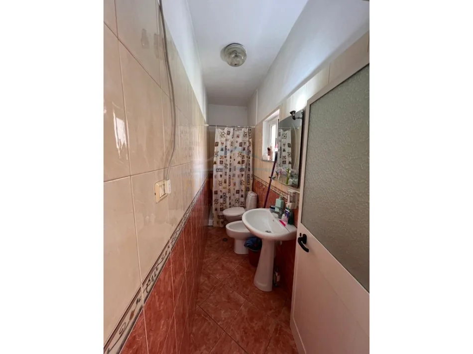 shitet shtepi 2+1 Kati 1, 142 m² 150.000 €
