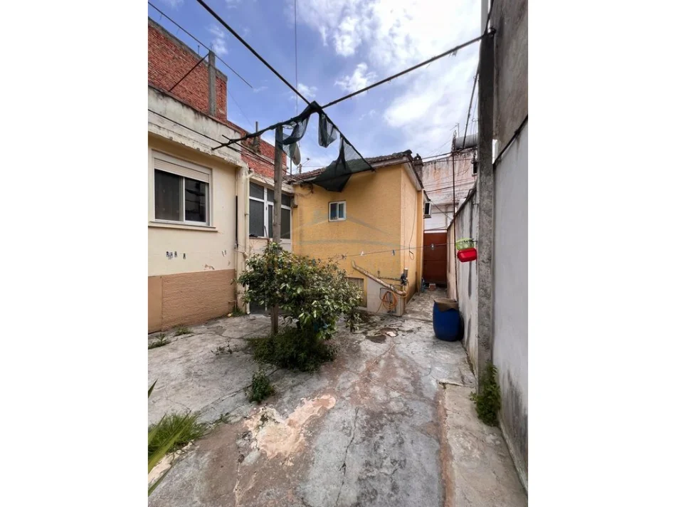 shitet shtepi 2+1 Kati 1, 142 m² 150.000 €