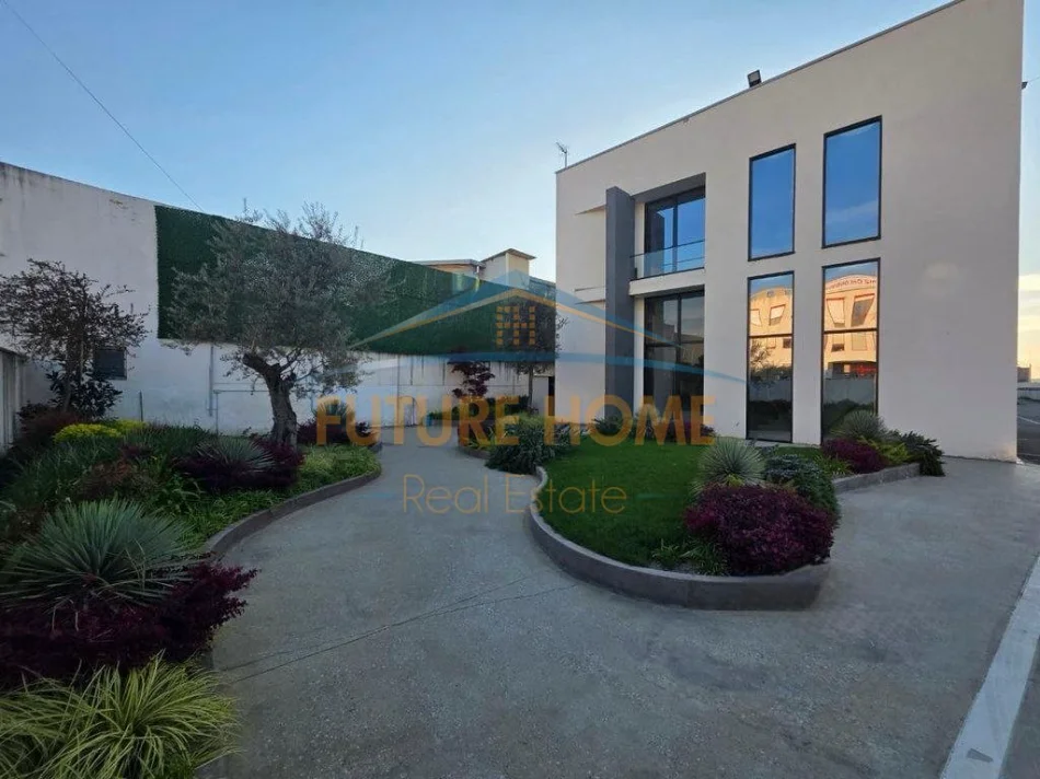 Tirane, jepet me qera ambjent biznesi Kati 0, 1.070 m² 8.000 € (qtu)
