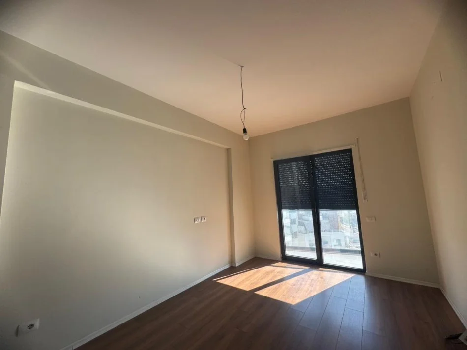 Tirane, jepet me qera apartament 1+1+Ballkon Kati 8, 55 m² 400 € (Astir)