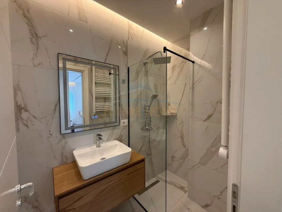 Tirane, jepet me qera apartament 2+1+Ballkon Kati 6, 102 m² 1.300 € (Kodra e Diellit)