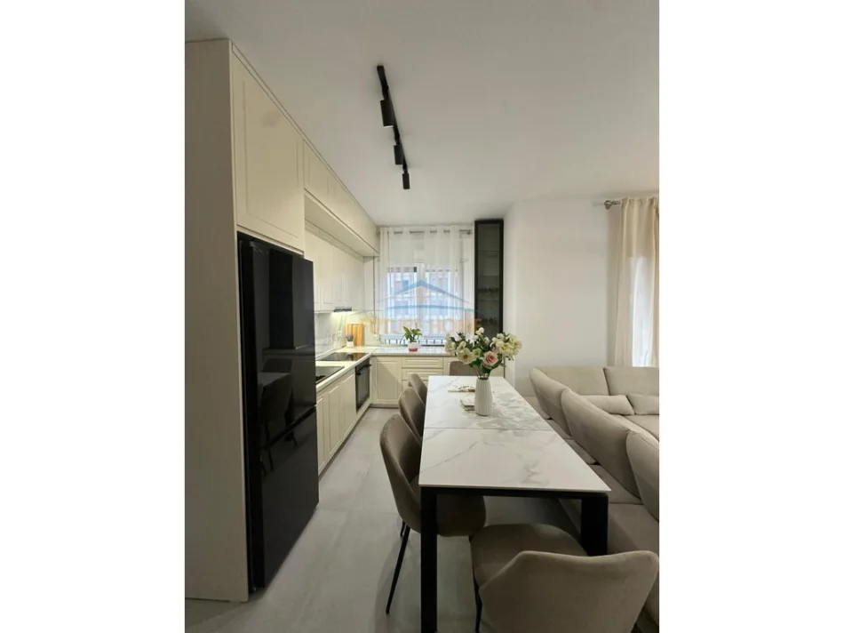 Tirane, jepet me qera apartament 2+1 Kati 6, 99 m² 900 € (Shkolla e Kuqe)