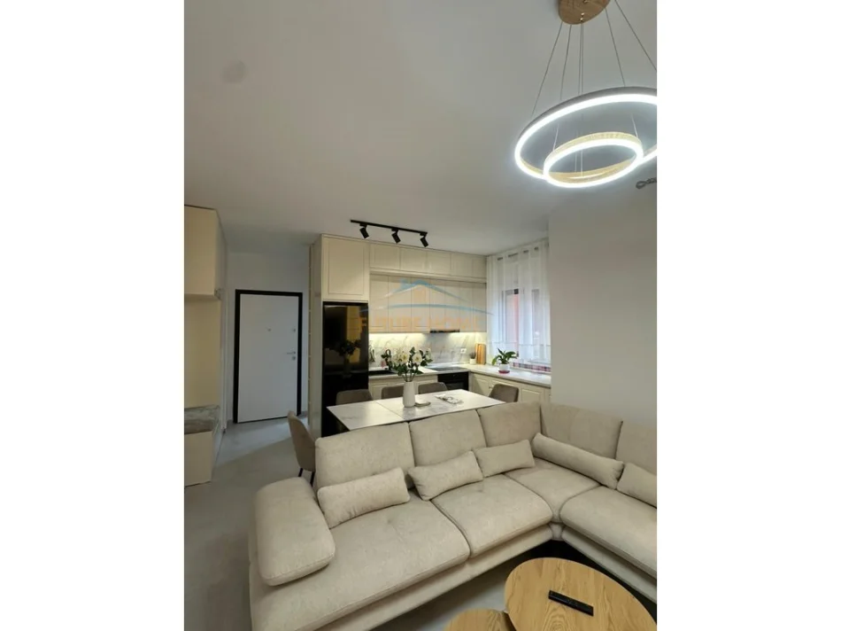 Tirane, jepet me qera apartament 2+1 Kati 5, 900 € 