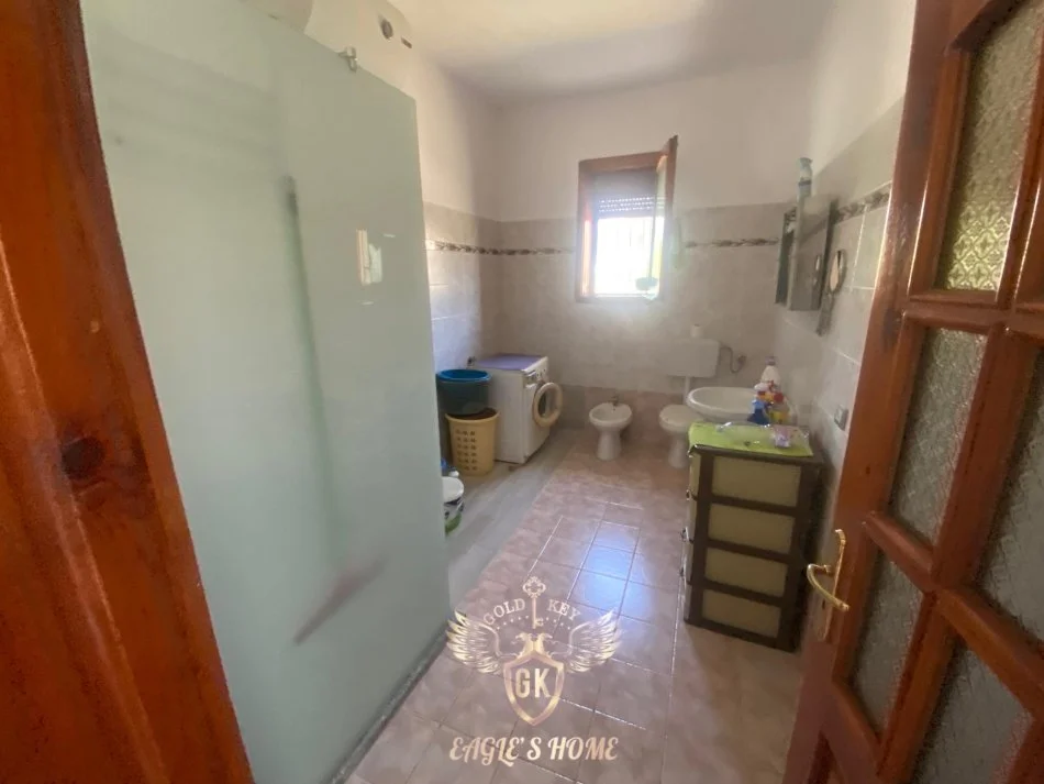 Durres, shes shtepi 3+1+Aneks+Ballkon Kati 1, 600 m² 150.001 € (• Gjykata Apelit Shkozet)