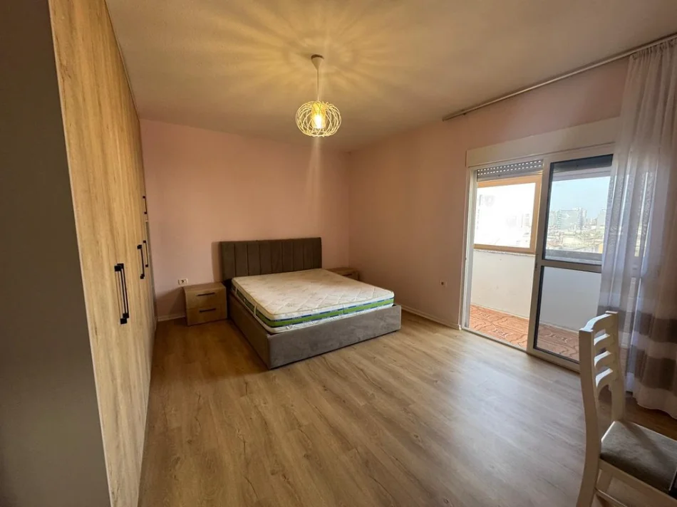Tirane, jepet me qera apartament 2+1+Ballkon Kati 5, 94 m² 600 € (Rruga e Kavajes)