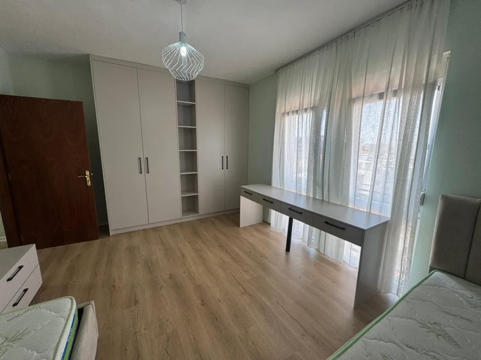 Tirane, jepet me qera apartament 2+1+Ballkon Kati 5, 94 m² 600 € (Rruga e Kavajes)