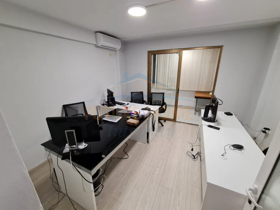 Tirane, jepet me qera ambjent biznesi Kati 1, 116 m² 850 € (Blloku, prane LSI)