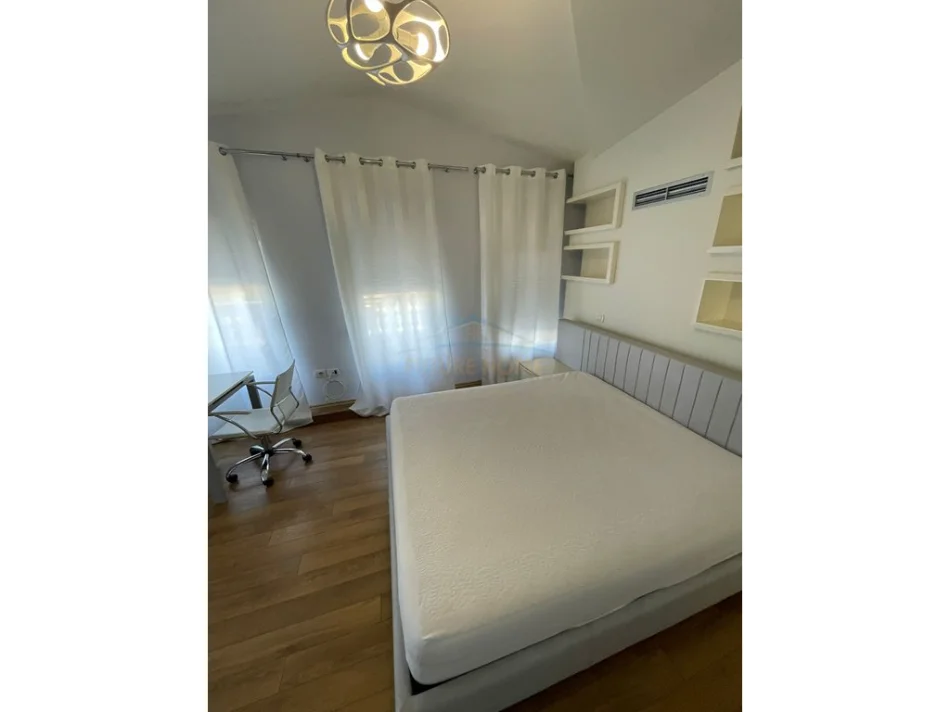 Tirane, jepet me qera Vile 3 Katshe Kati 3, 252 m² 2.500 € 