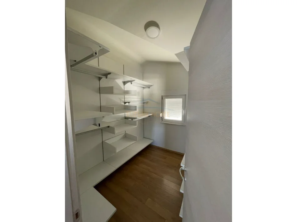 Tirane, jepet me qera Vile 3 Katshe Kati 3, 252 m² 2.500 € 